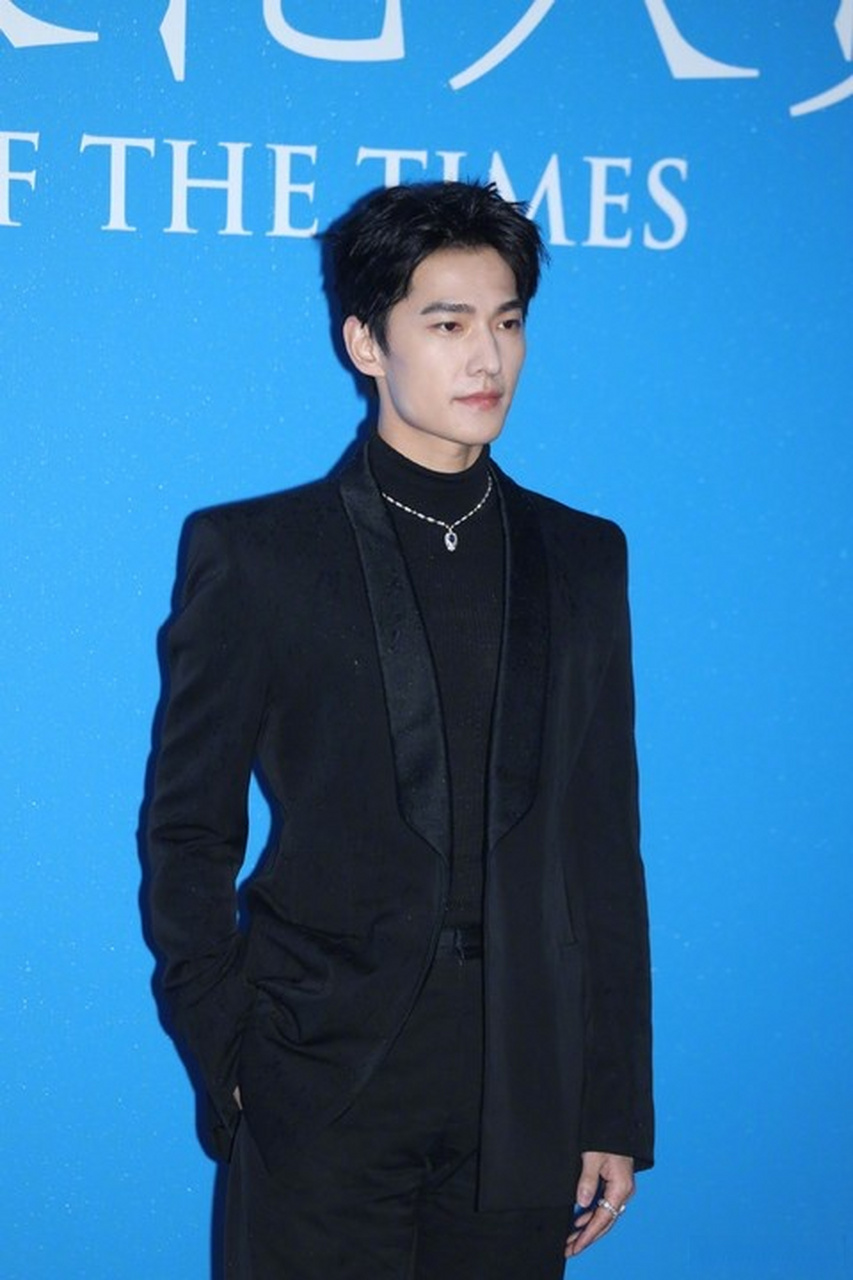 栩栩华生时尚文化大赏#杨洋一身黑色西服出席活动,每一帧都是大片,帅