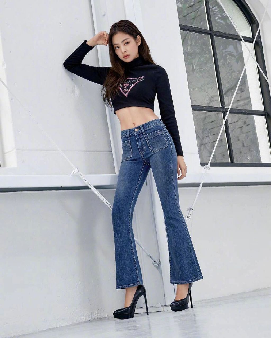 18年guess广告图里的jennie 这几套真的很能展示珍妮的身材曲线很爱短