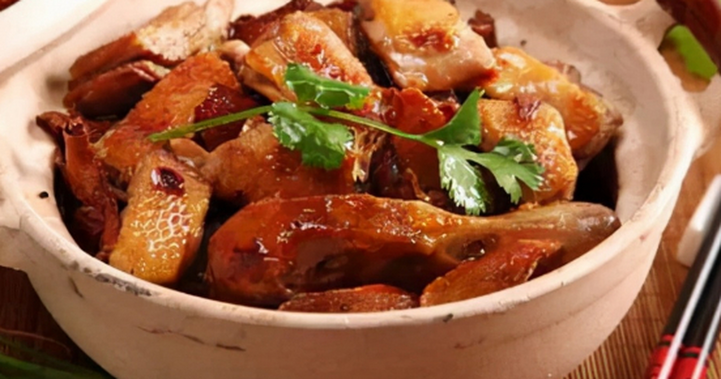 泉州姜母鸭是福建省泉州市的一道特色名菜,属于闽菜系