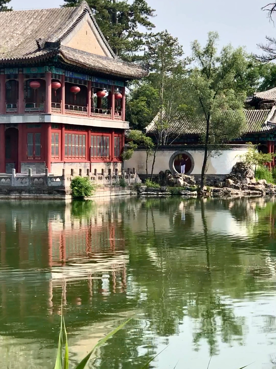 承德烟雨楼是乾隆四十五年(1780)仿浙江嘉兴南湖(鸳鸯湖)之烟雨楼而