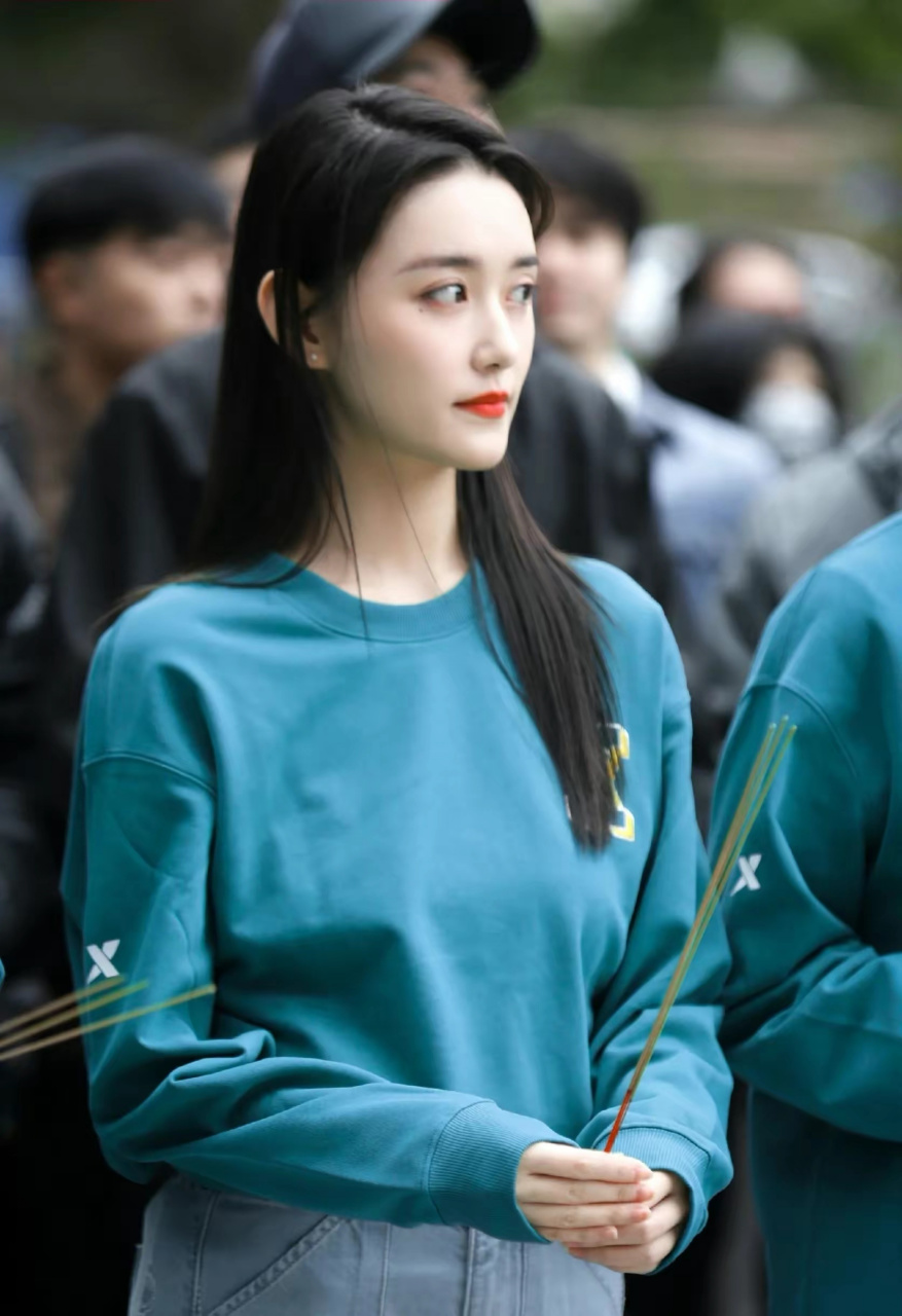 蒋依依年纪轻轻的怎么就有点眼睛凹陷了?