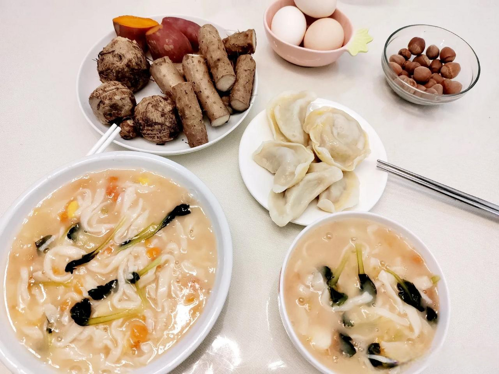 昨天包饺子剩的面团,今天早晨把面团擀成面条,煮西红柿面条,蒸锅蒸上