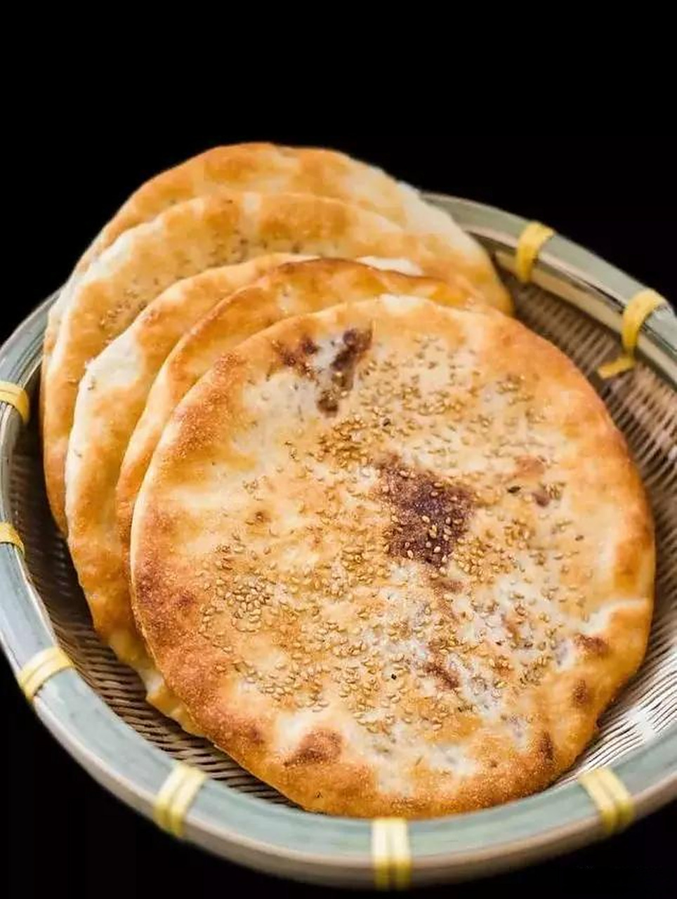 科普:周村烧饼薄脆是点心;淄川烧饼芝麻多,趁热酥香;博山焦庄烧饼芝麻