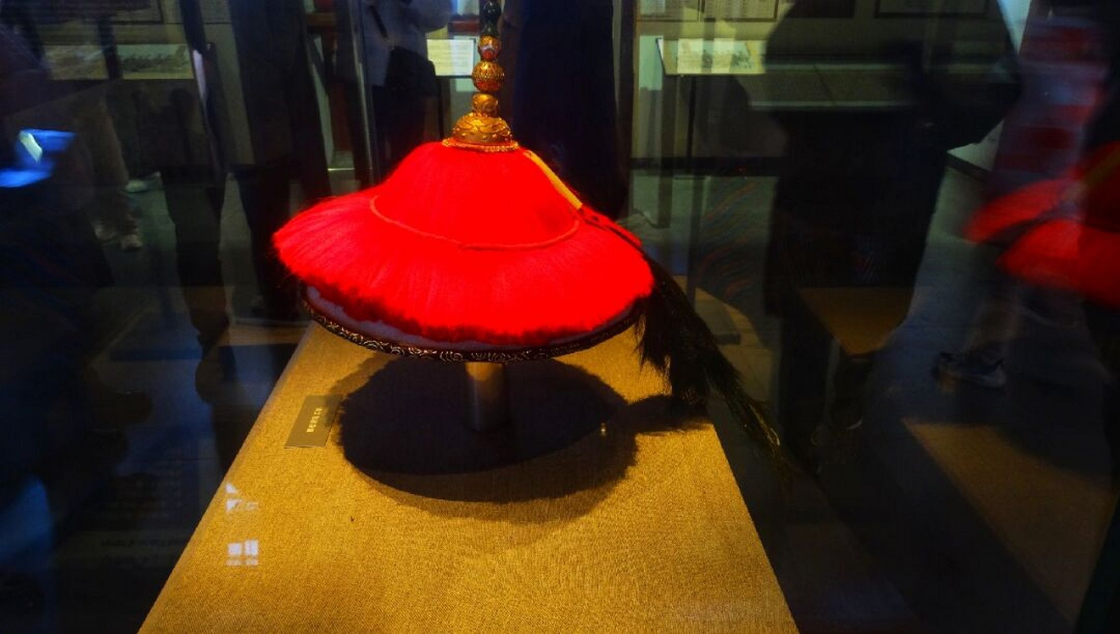 清朝官员之顶戴花翎 一眼花翎的官位必须是五品以上,必须是正黄旗,正