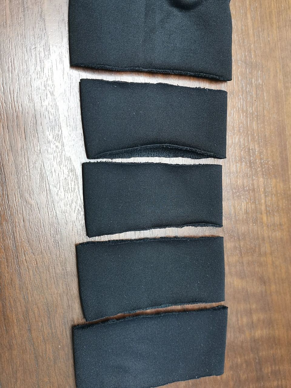 旧衣服改造椅子脚套 之前买的椅子脚垫是毛毡的,需要自己剪裁贴上去