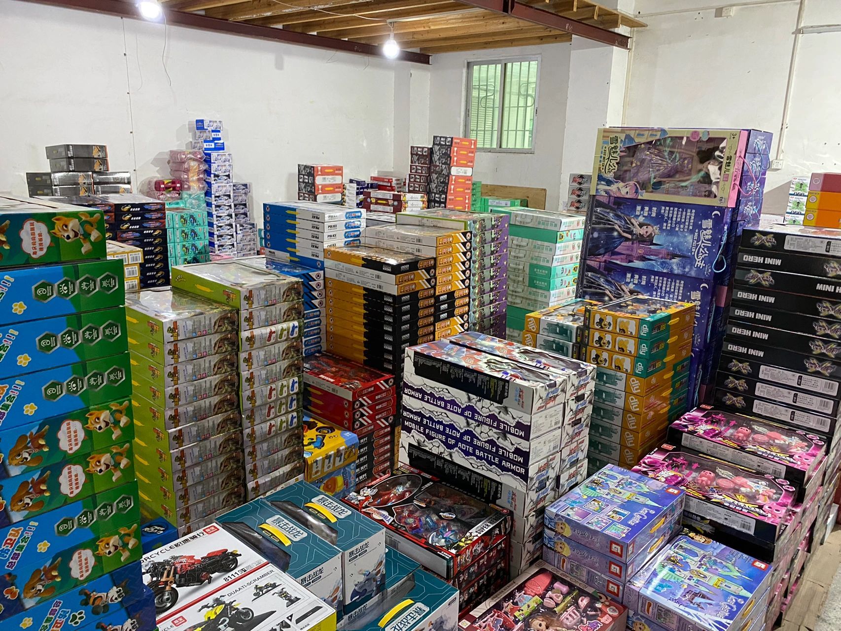 可以选玩具,单价低的,可以看看网红的小玩具,孩子一看就喜欢的,好多