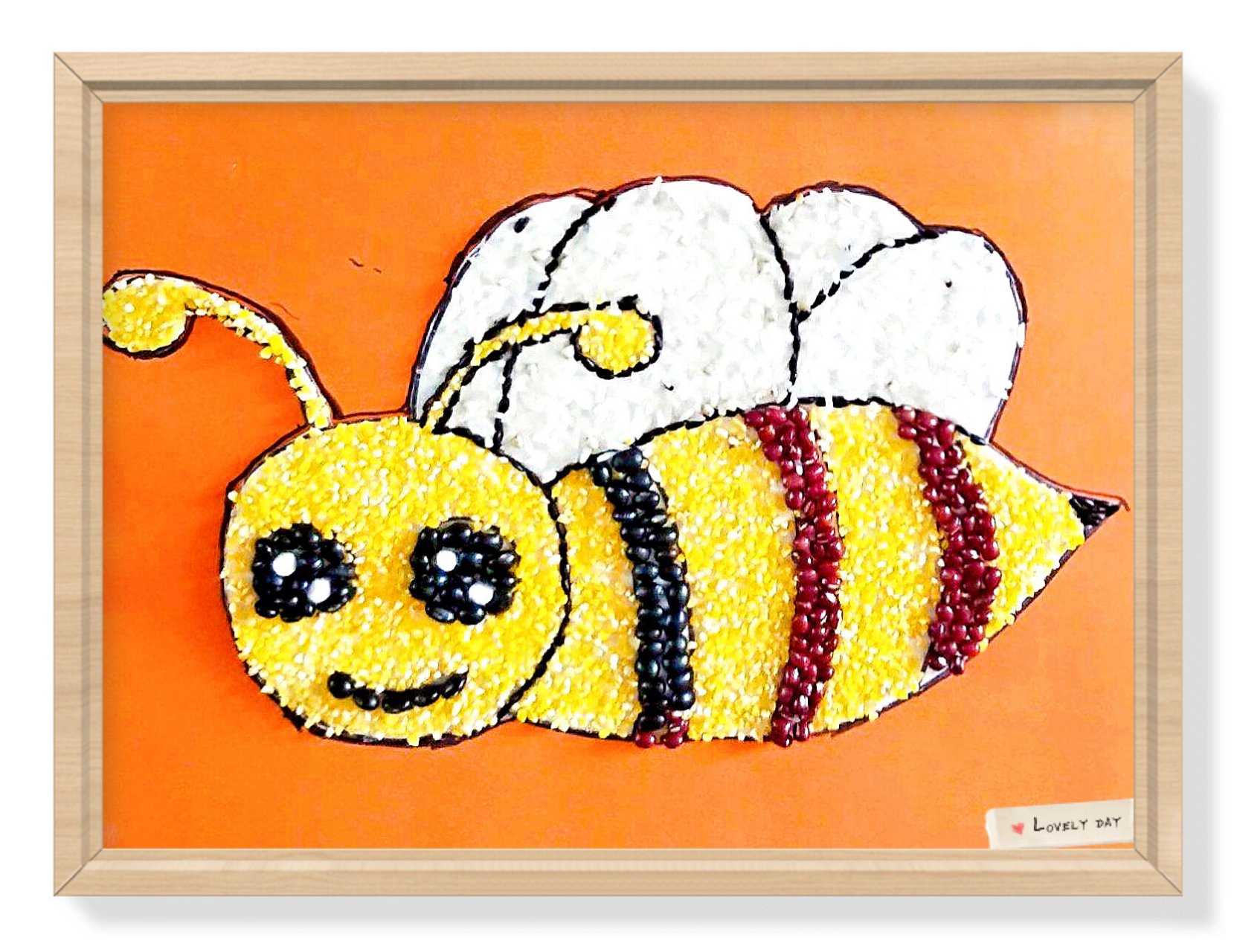 创意儿童画《豆子粘贴画》适合年龄3～6岁 材料准备: 	 黄豆 绿豆