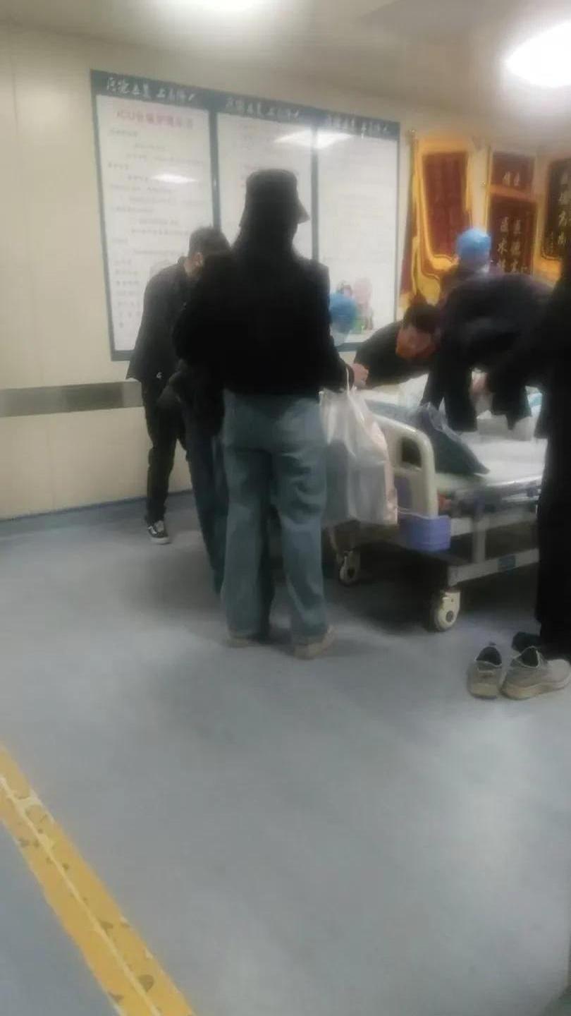 昨天早上回到父亲病房,母亲说昨晚我离开后,父亲突然喷射状呕吐,因为