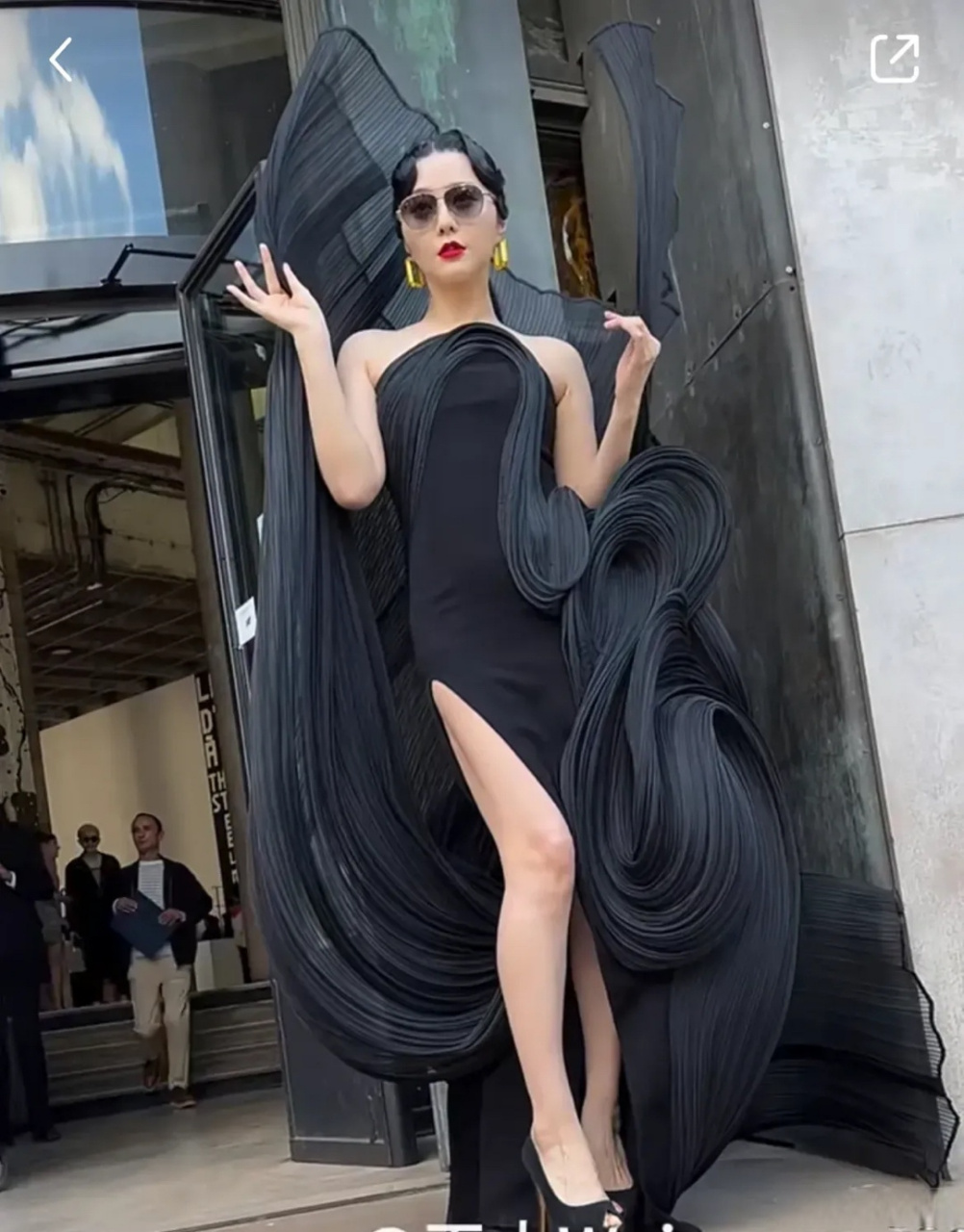 范冰冰巴黎街头生图,她的驴蹄高跟鞋真的很抢眼[捂脸][捂脸]