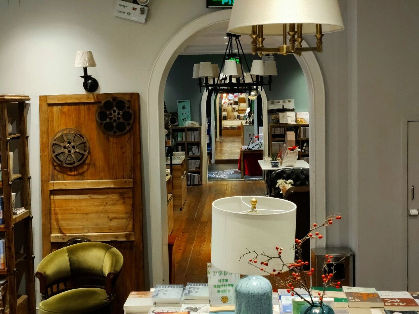 安庆安徽劝业场,又称"市政大楼",位于安庆市迎江区人民路.