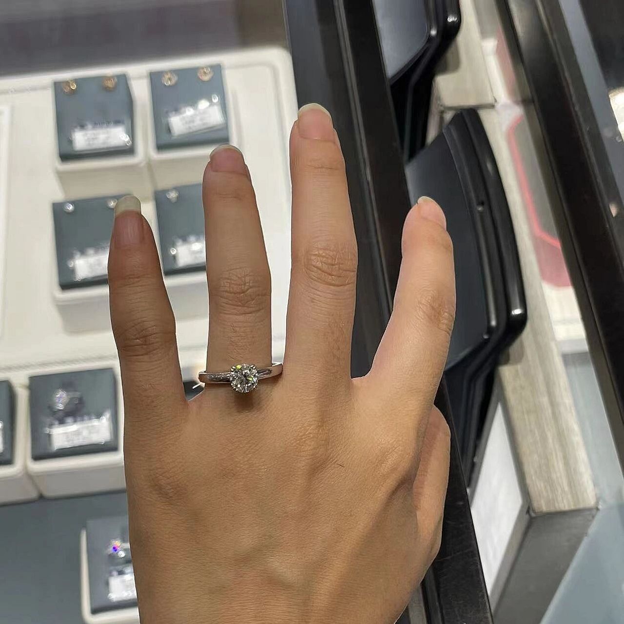 1克拉的钻戒有多大 图一:1克拉 图二:  从左到右 50分,1克拉,60分