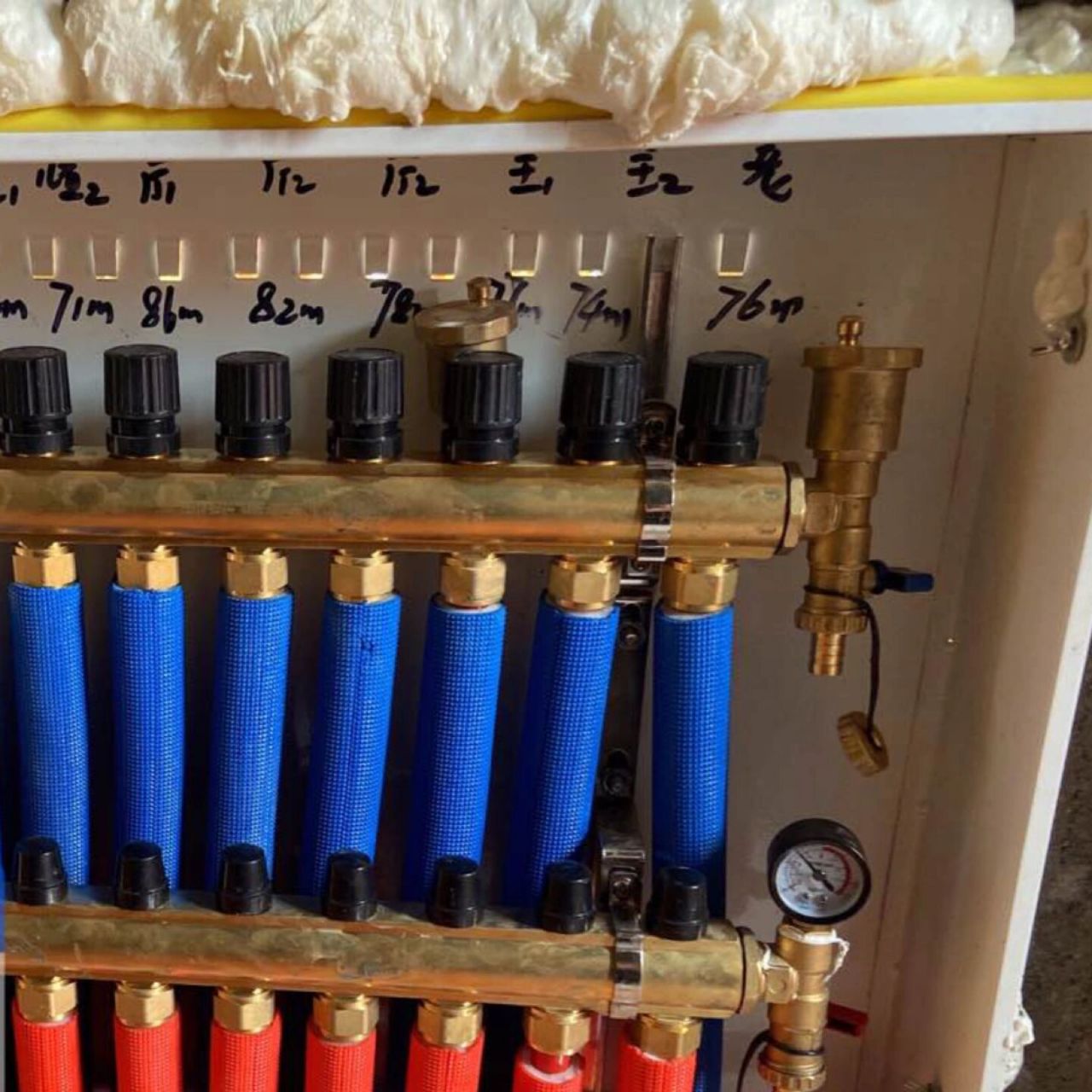 16615地暖分水器要用专用的固定件,牢固的固定在墙上 	 266