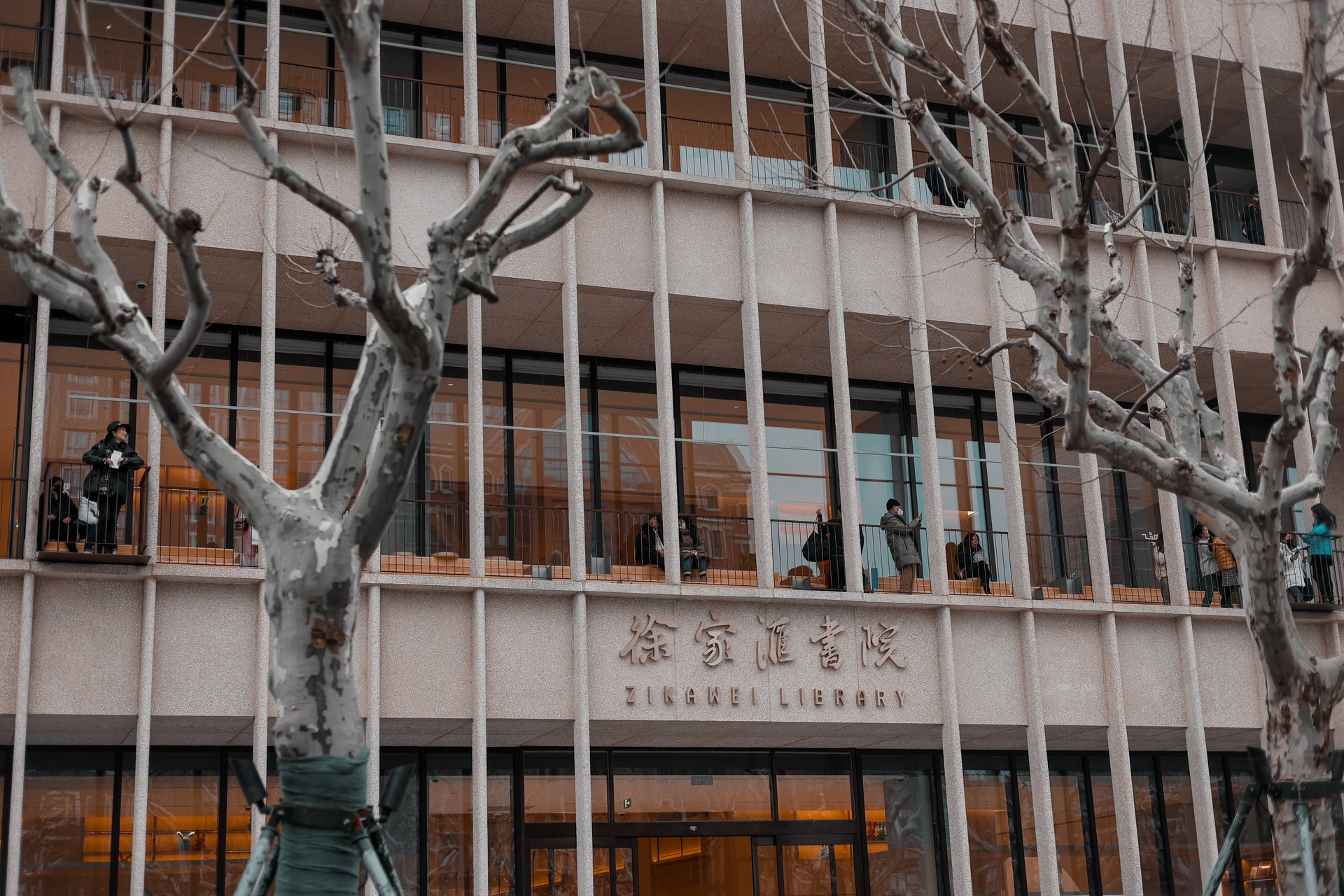 上海图书馆打卡地徐家汇书院必打卡推荐地 书院开在天主教堂的傍边,爱