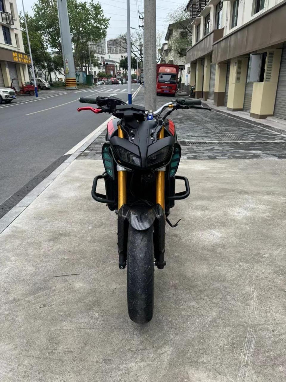 最新到货15年雅马哈mt09带一套手续改装螳螂头前后半热熔新胎正新s3贵