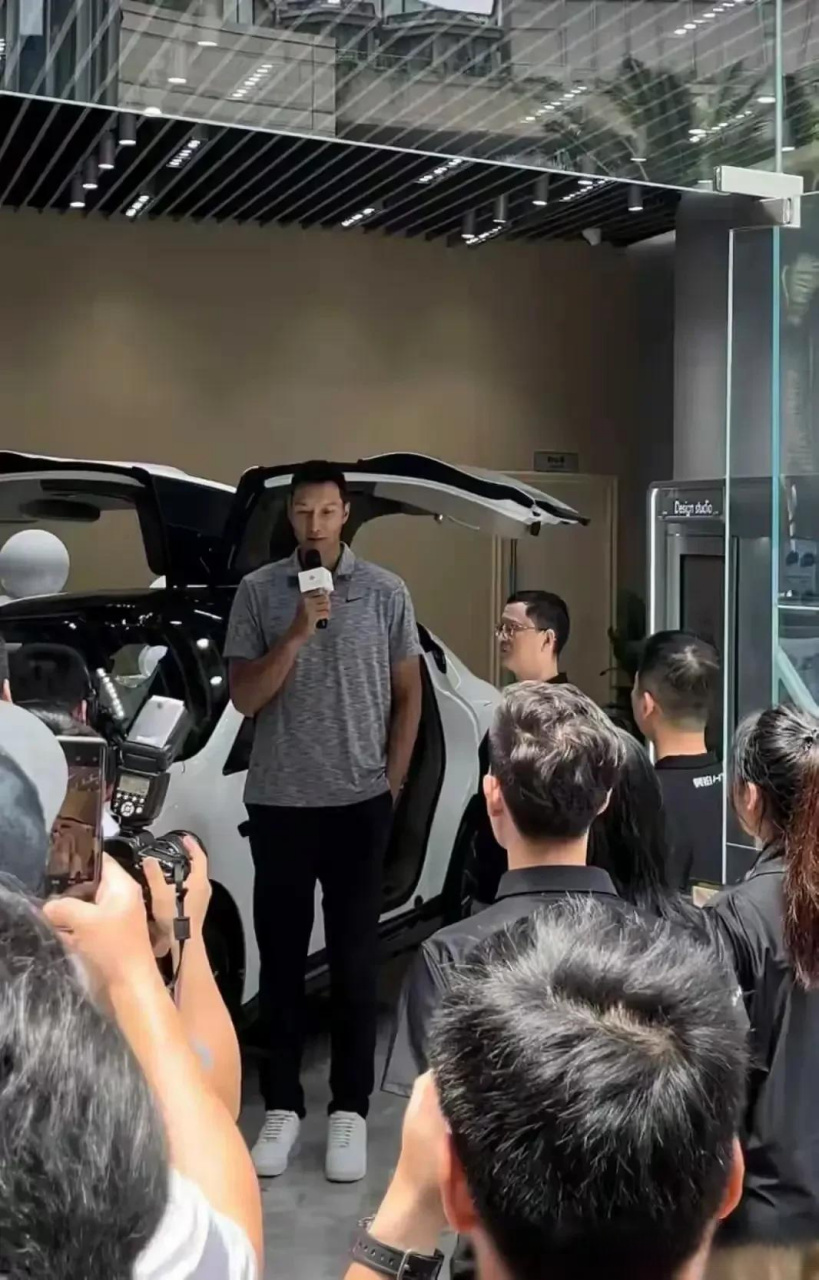 易建联的豪车阵容,惊艳众人!