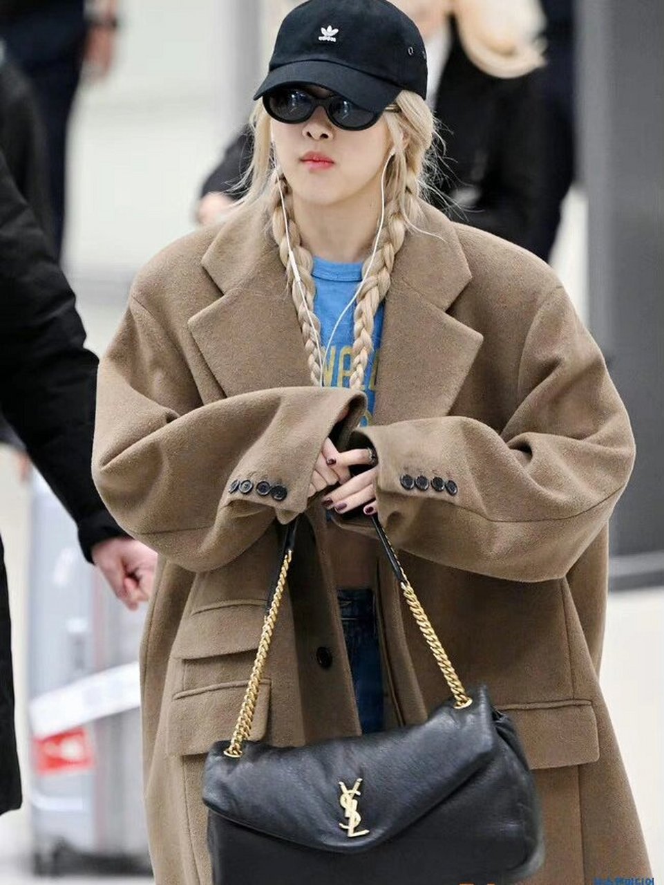 rose朴彩英今日机场私服,穿卡其色廓形大衣,要不要这么帅,私服品味真