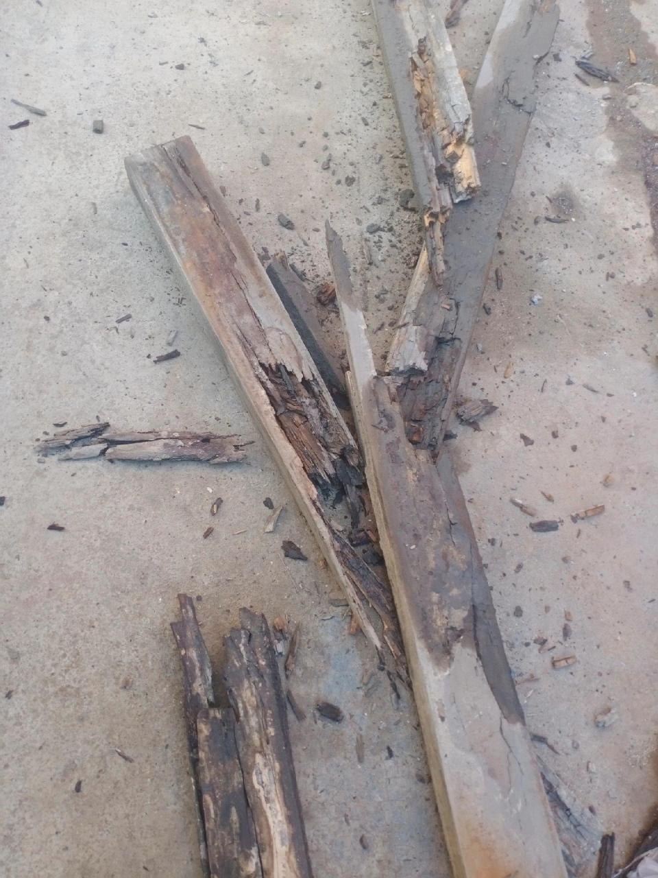 好多车厢的木头,外表看是还过得去, 拆下来里面已经腐烂不堪.