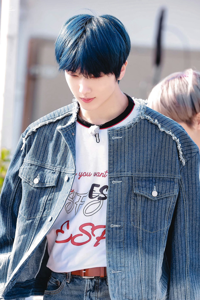 朴志晟染蓝发##朴志晟蓝发造型# 朴志晟染蓝发啦!