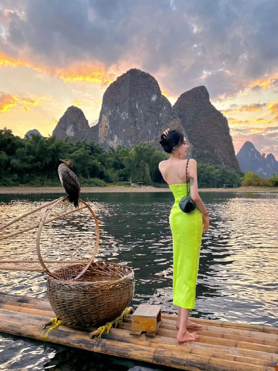 桂林阳朔|漓江竹筏 二十元人民币背景拍摄地 坐车从兴坪古镇桥上出来