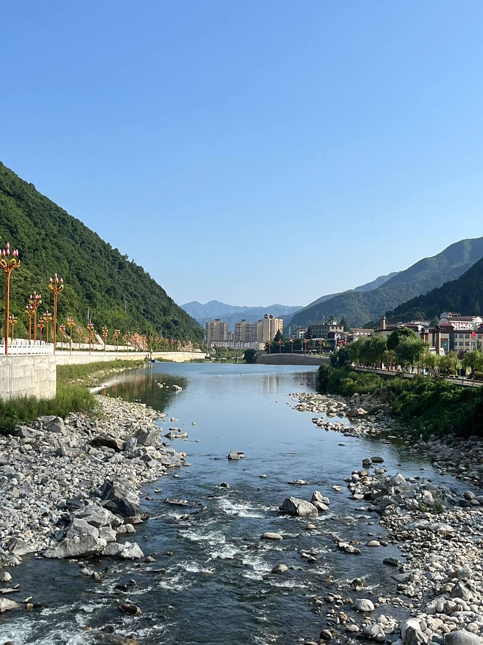 过神仙日子 是在陕西汉中的佛坪县,位于秦岭的腹地,大家高中学过地理