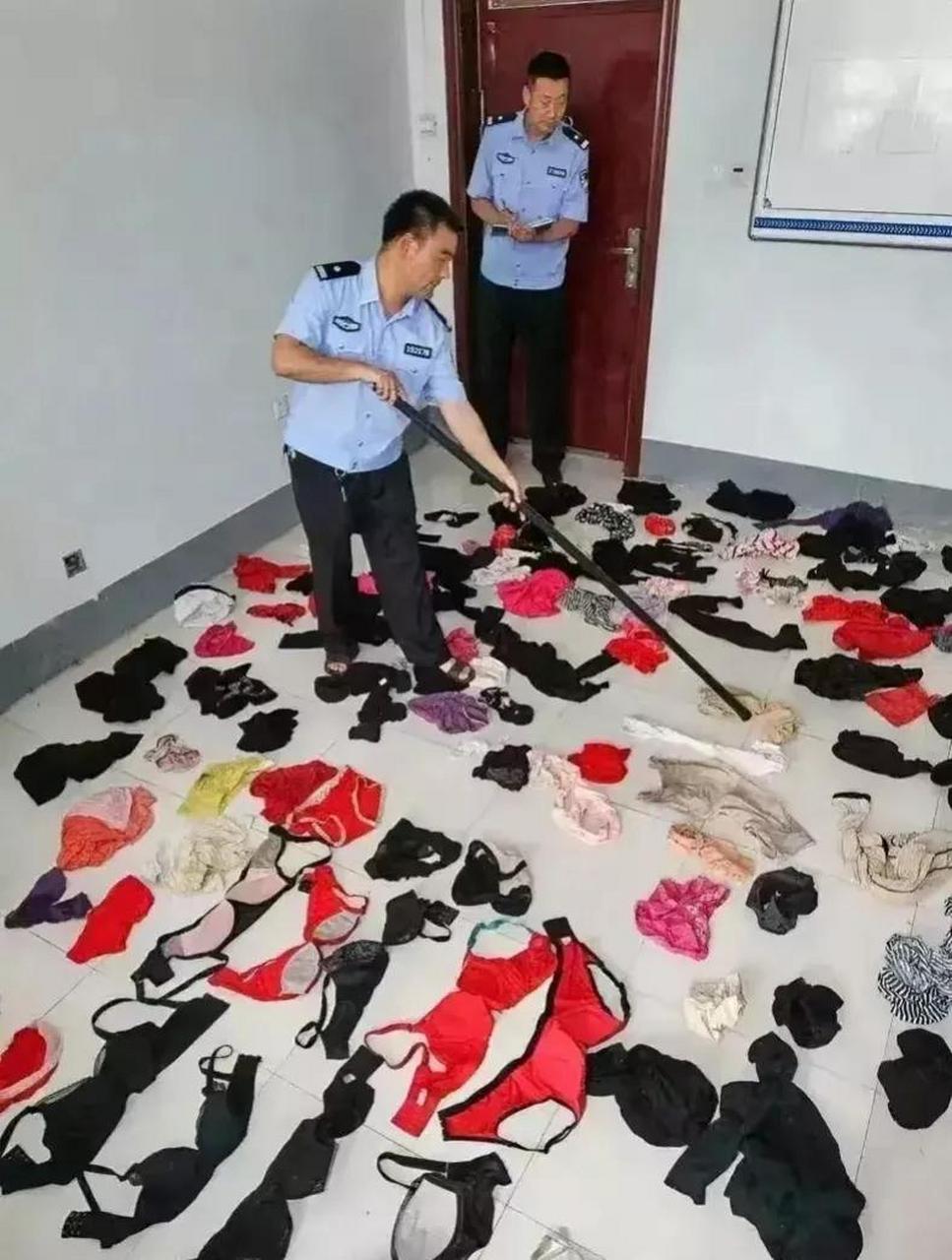 近日又一名内衣大盗被抓,长期沉迷偷女性内衣,警察在其家里搜查到女性