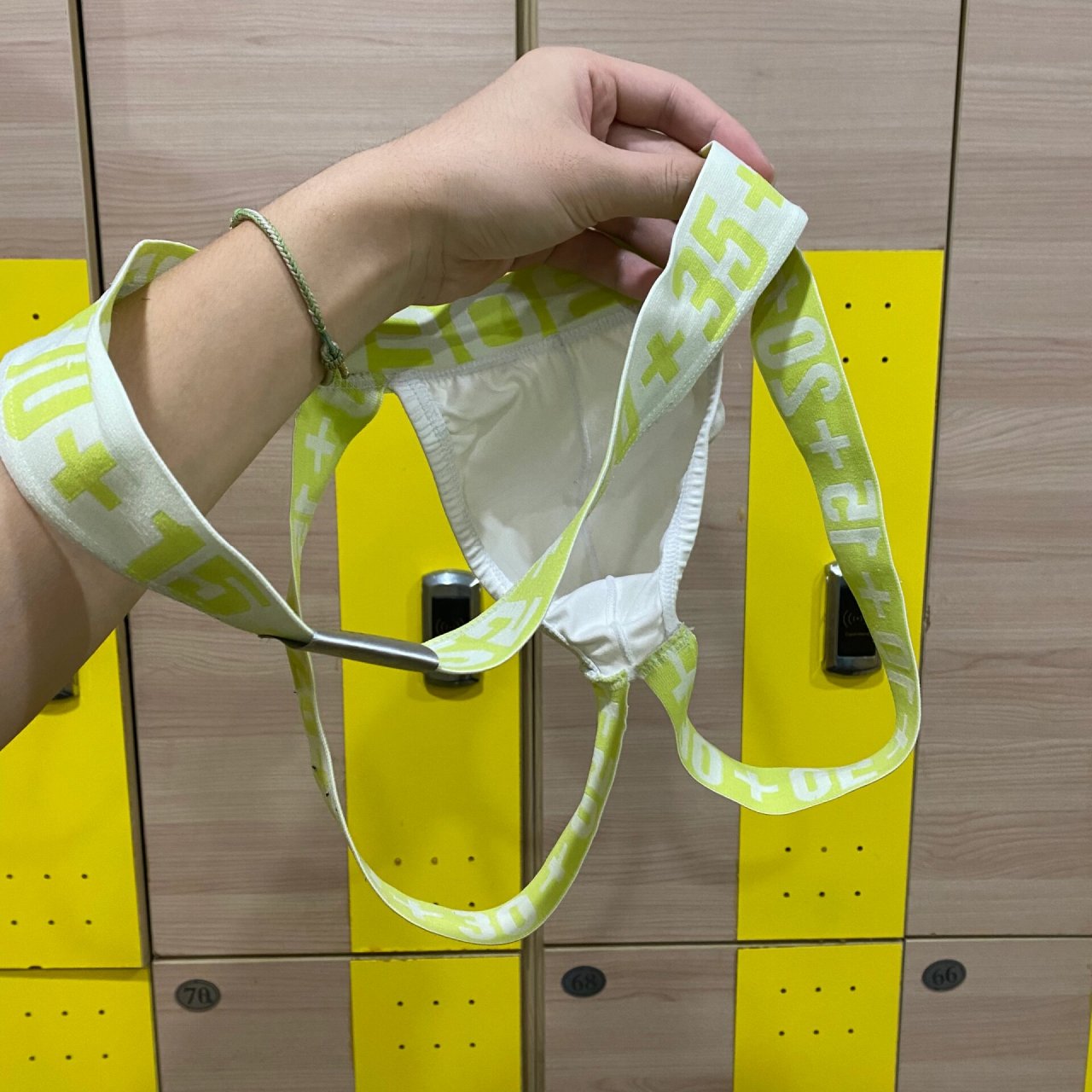 每次穿双丁内内去健身房运动完 洗漱换衣服都得躲着人怕被看到 冬天