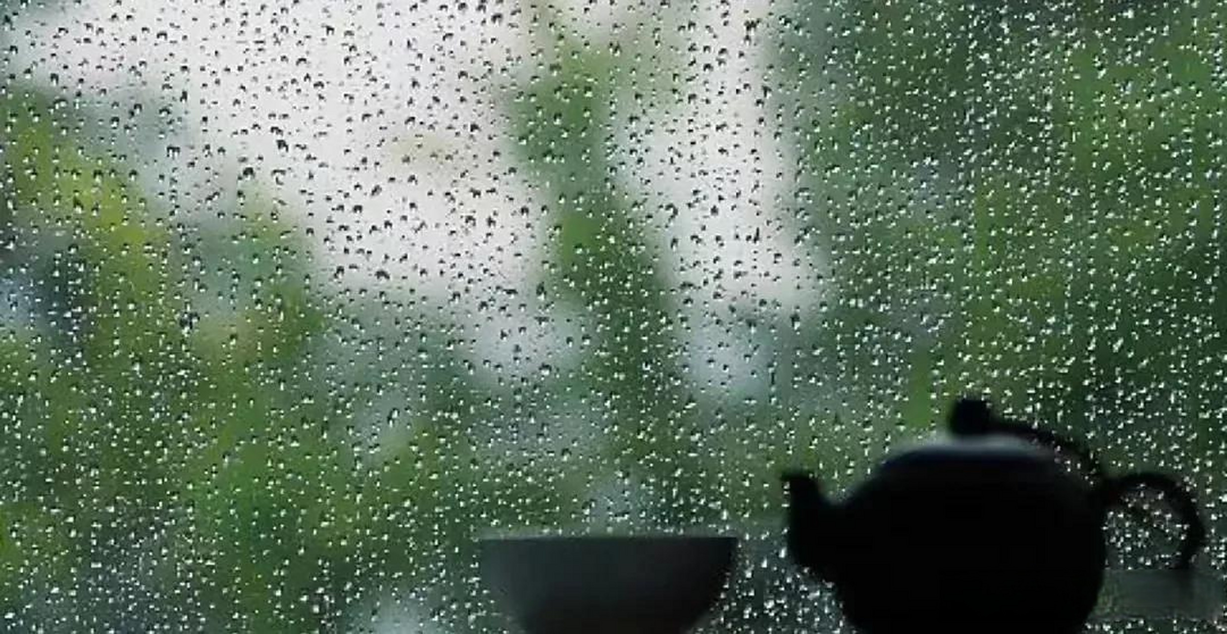 新秋雨微凉,辞夏风盈窗 细雨敲窗,清风送爽.