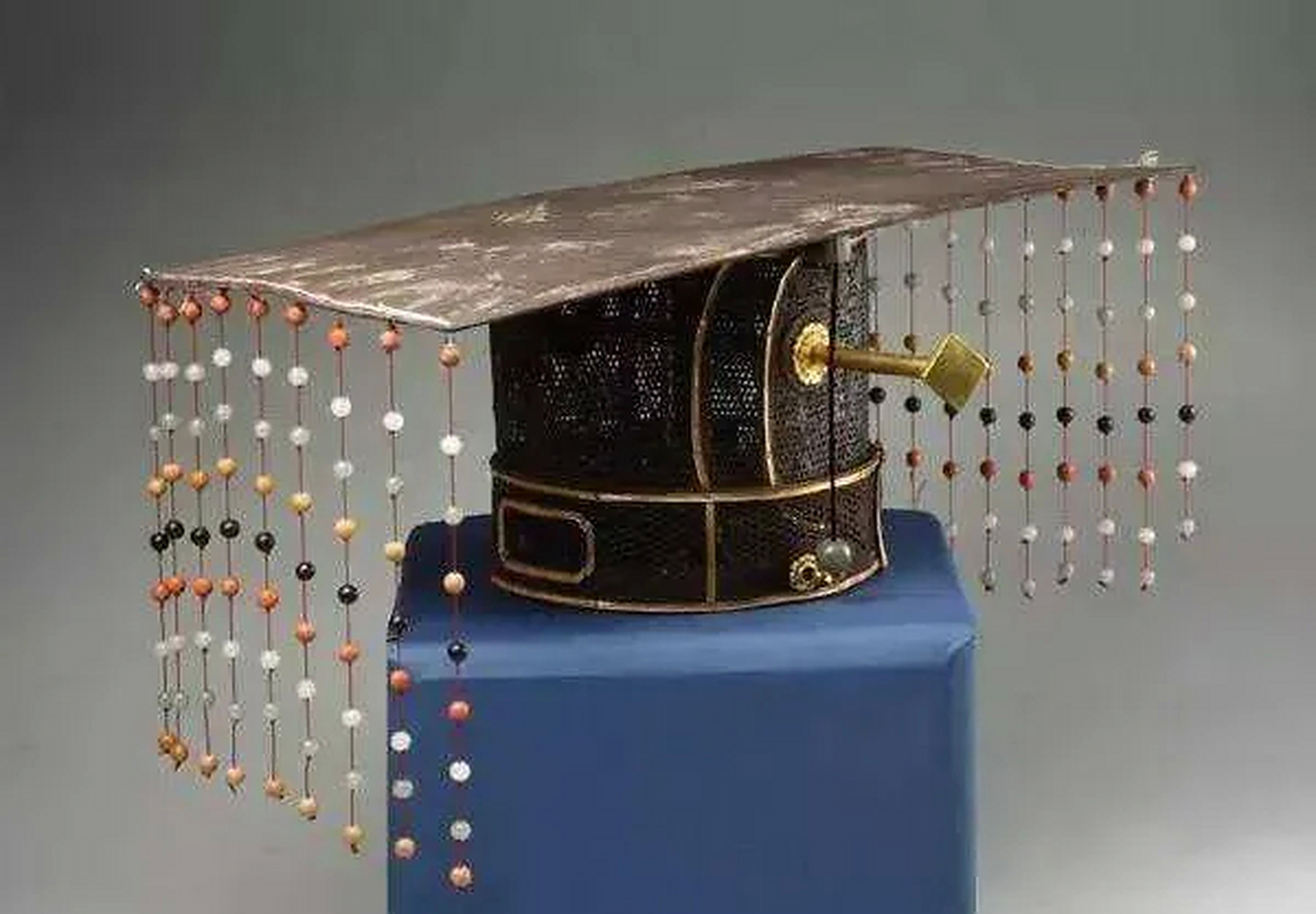 中国古代的冕旒冠和英国的王冠哪个更有帝王气派 冕旒是中国古代最高