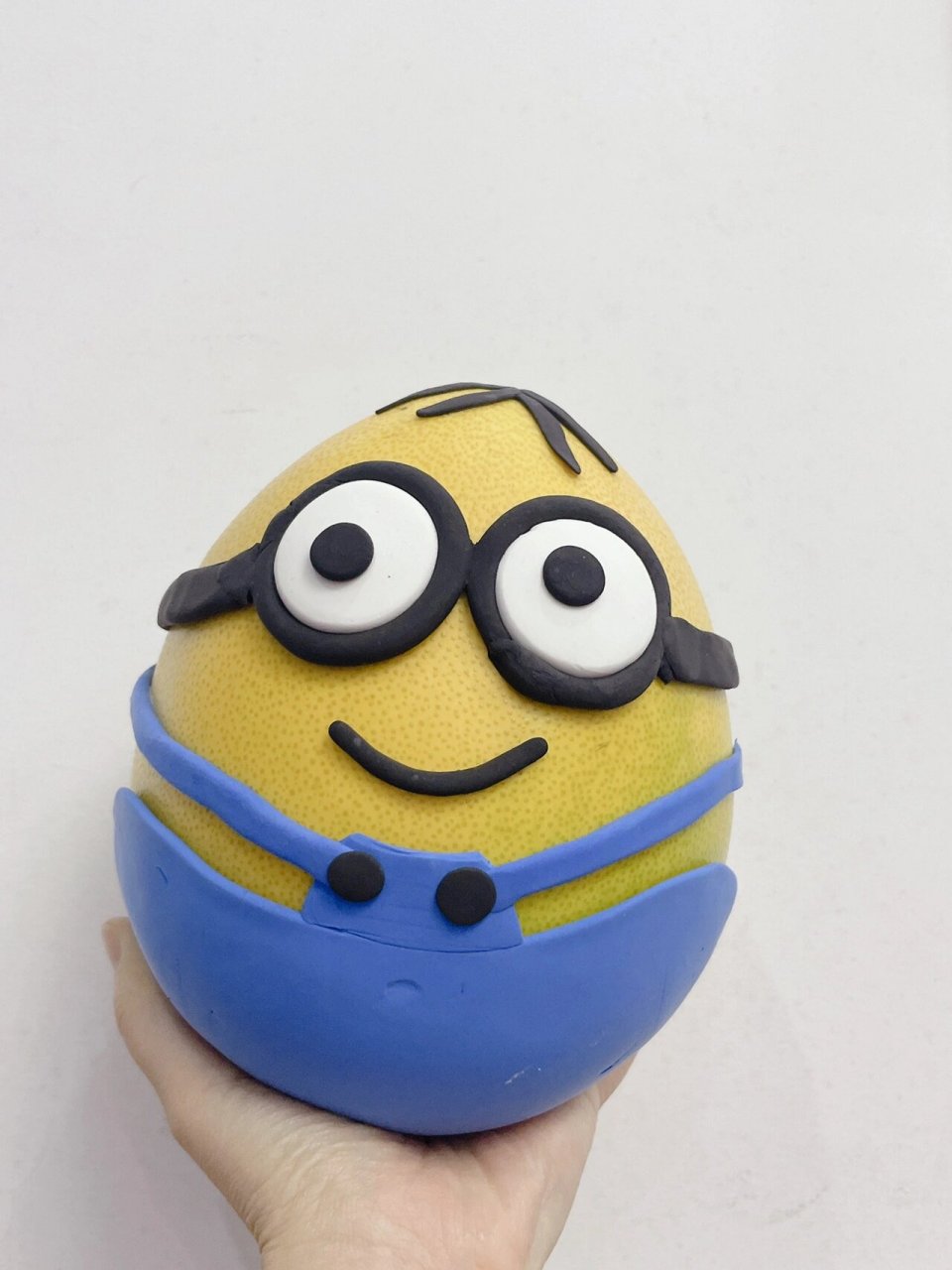 幼儿园手工|用柚子做了个小黄人… 上次用剩的超轻粘土再次派上了用场