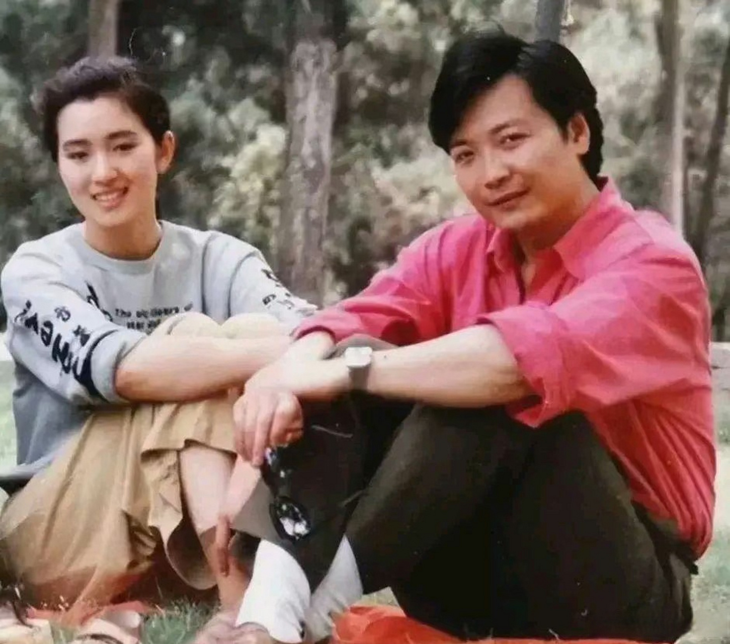 上世纪80年代,巩俐和她的初恋尹大伟的几张合影.