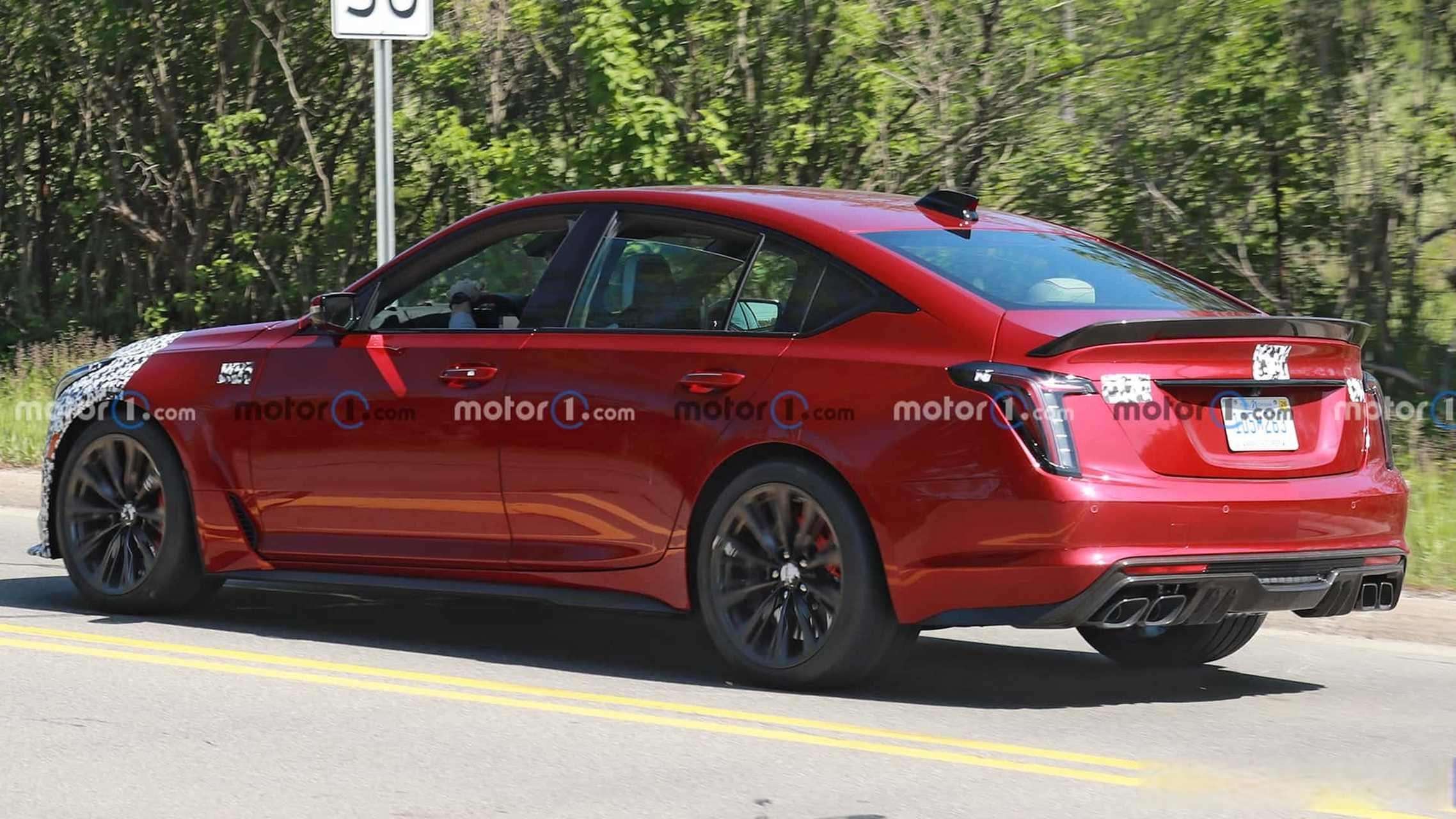 2024款凯迪拉克ct5 v黑翼版谍照,前脸更换了最新的ct5设计(貌似不太