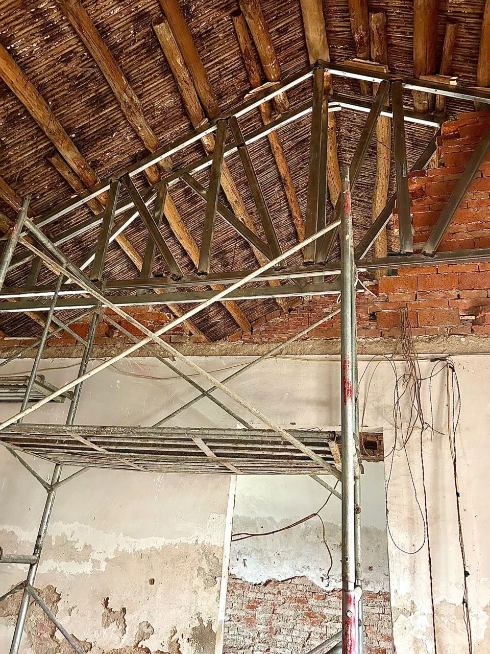 老房改造|屋顶加固施工中～ 小县城的施工比较慢, 加上房子比较老