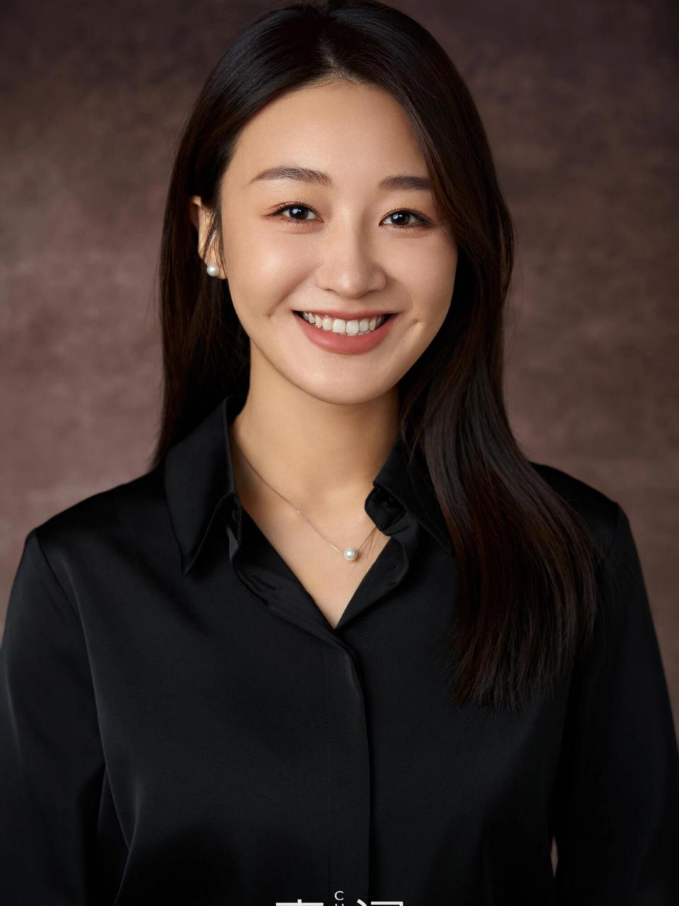 你的专属高级形象照已上线92 优雅的黑色衬衫,蓝色的牛仔裤 气质又