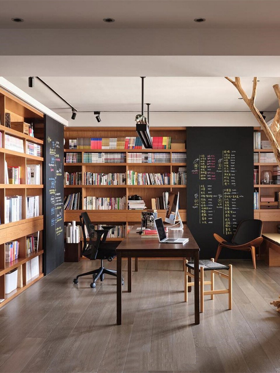 大面积的开放式书架,随手能拿,随时能看,阅读氛围感营造的超棒,百看