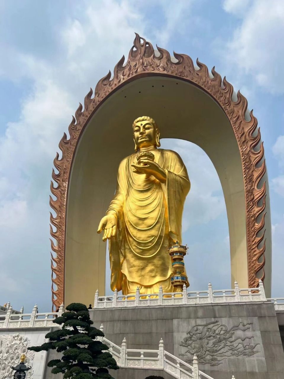 到星子之后直接在车站里看哪个车可以到东林大佛(推荐),或者不进站,在