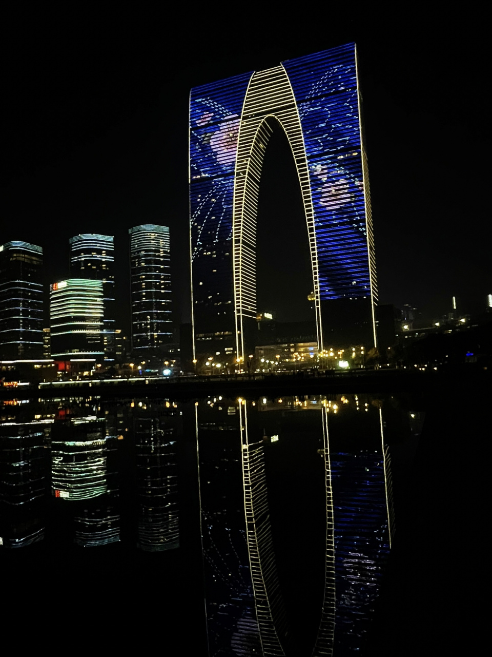 苏州|东方之门夜景|91 地铁坐到东方之门4号口出来可以看见一个广场