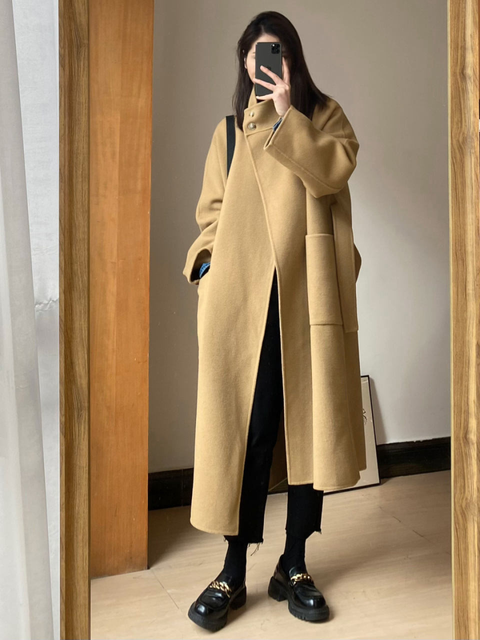 氛围感卡其色大衣牛仔衬衫叠穿确实经典好看 #大衣穿搭# #卡其色穿搭