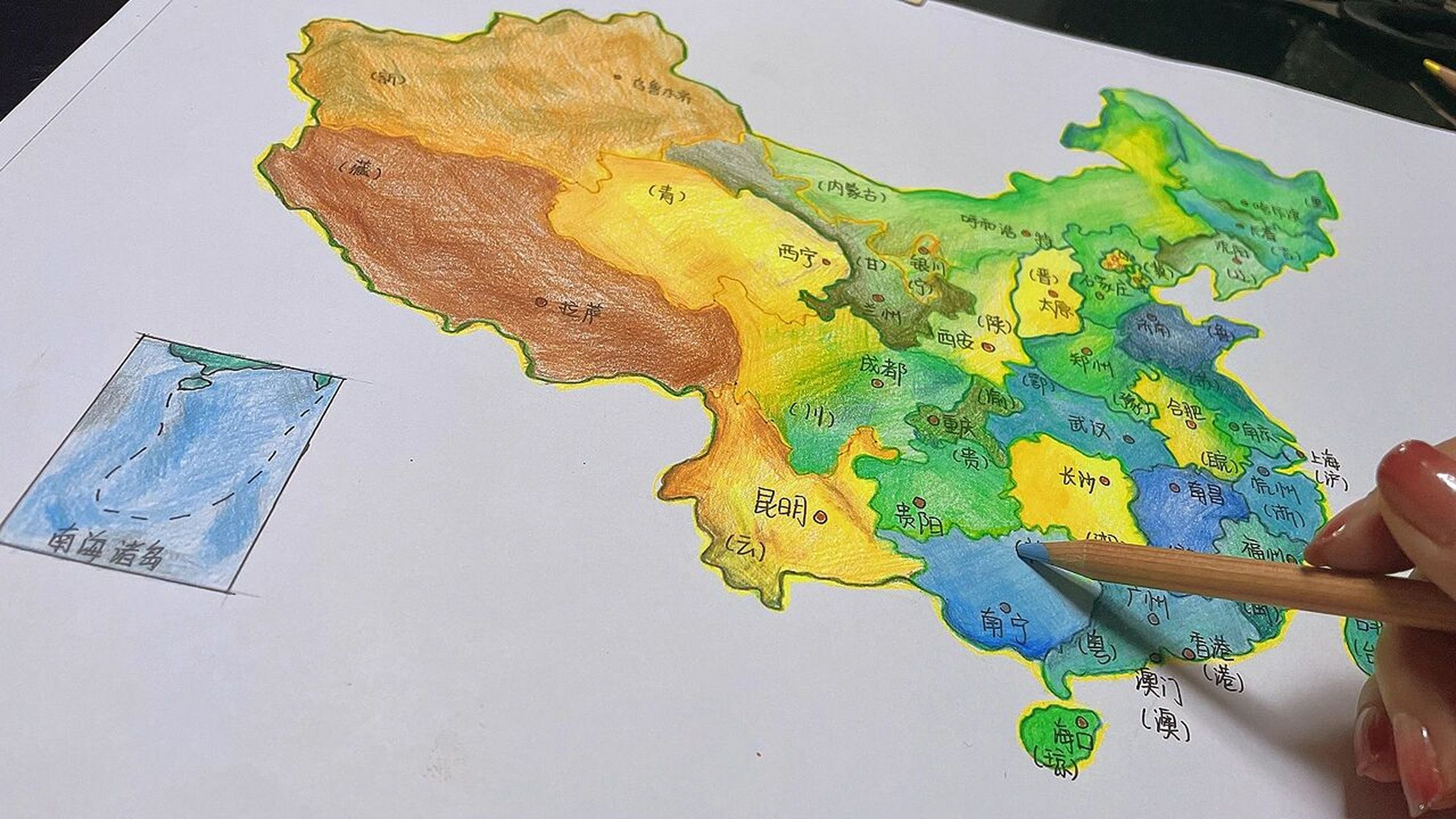 美食地图手抄报 妹妹的寒假作业《美食地图》手抄报 彩铅填色 彩打