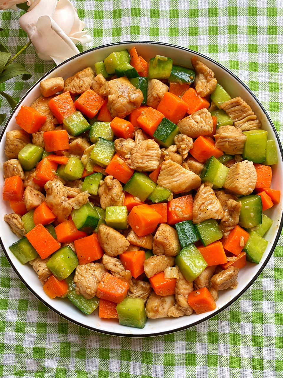 低脂低卡97好吃不怕胖的黄瓜胡萝卜炒鸡丁 94今天给大家分享一道