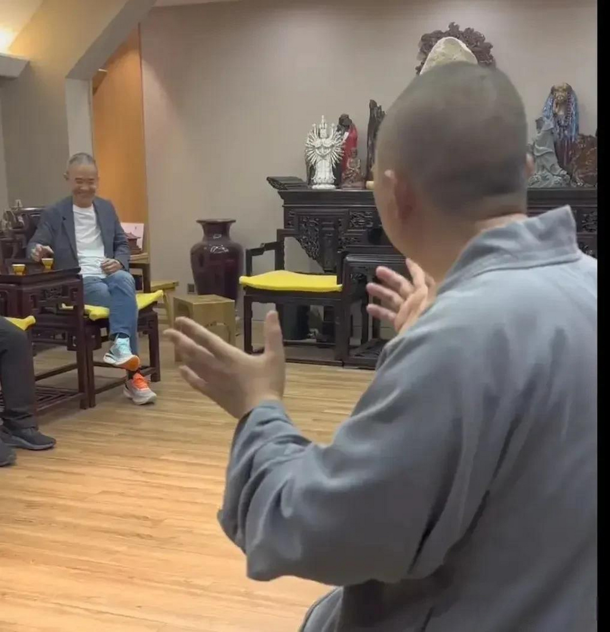 近日,王石拜访少林寺,释永信表示没有空,派徒弟释延淀接待了他.