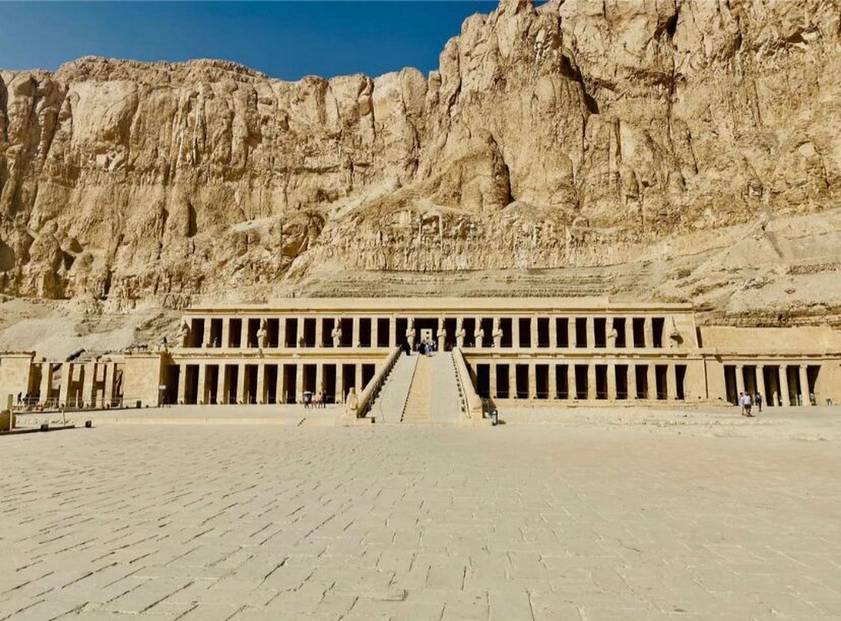 帝王谷 说起金字塔,可能大家的第一意识是法老的陵墓,其实古埃及的