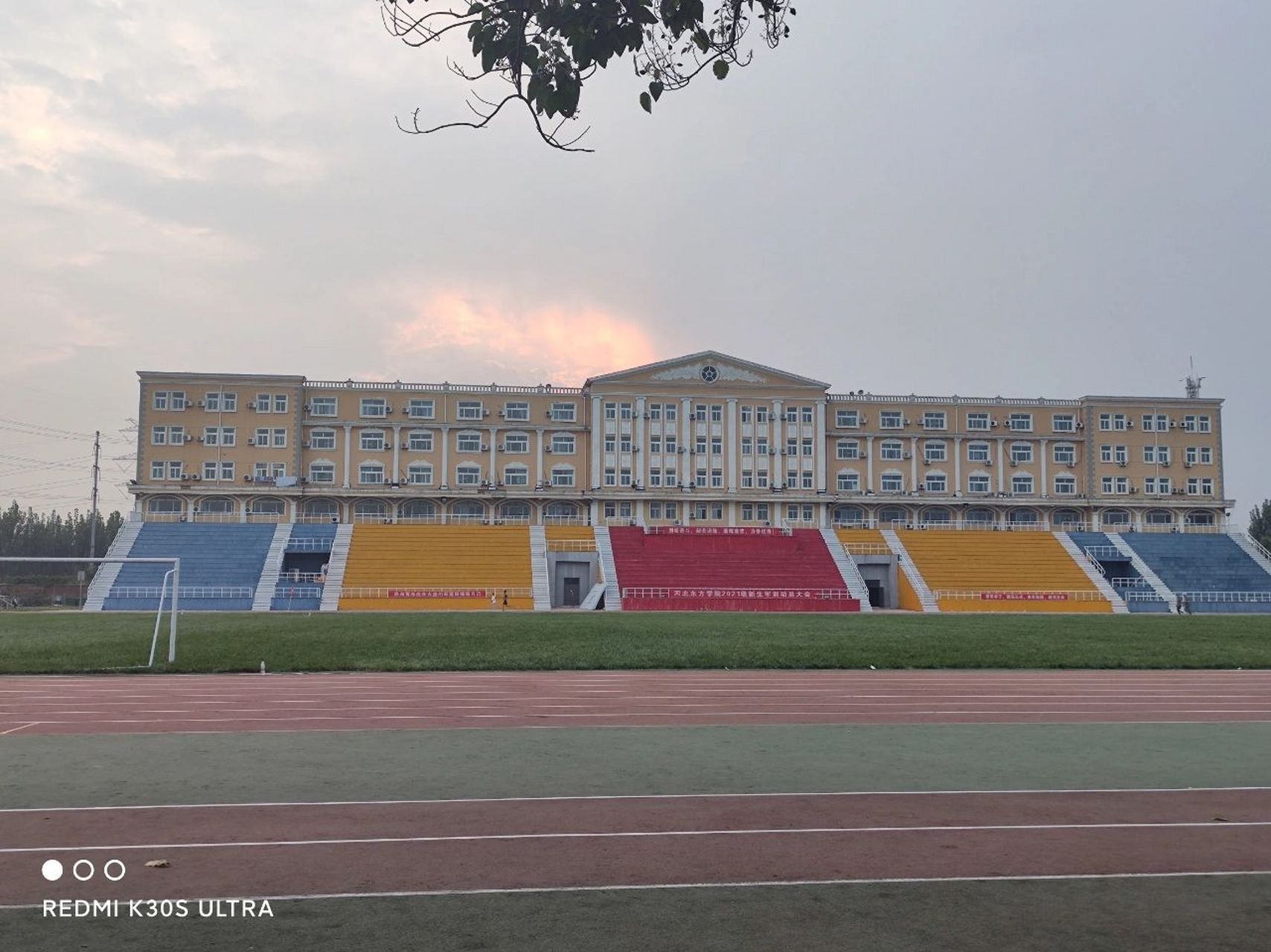 关于"河北东方学院"我简单介绍一下 河北东方学院有两个操场分为南北