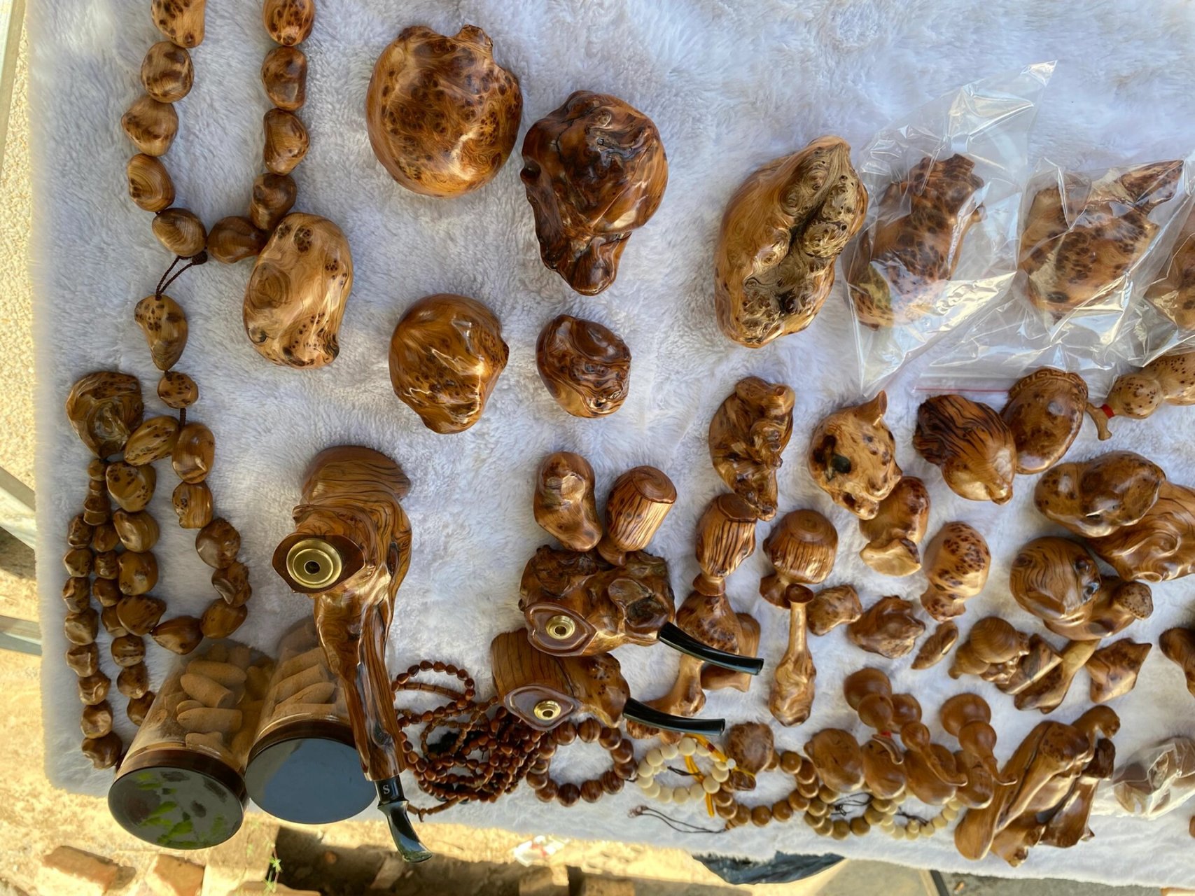 这里是河南焦作太行山崖柏市场,快来捡漏啊 崖柏从毛料到成品是一个