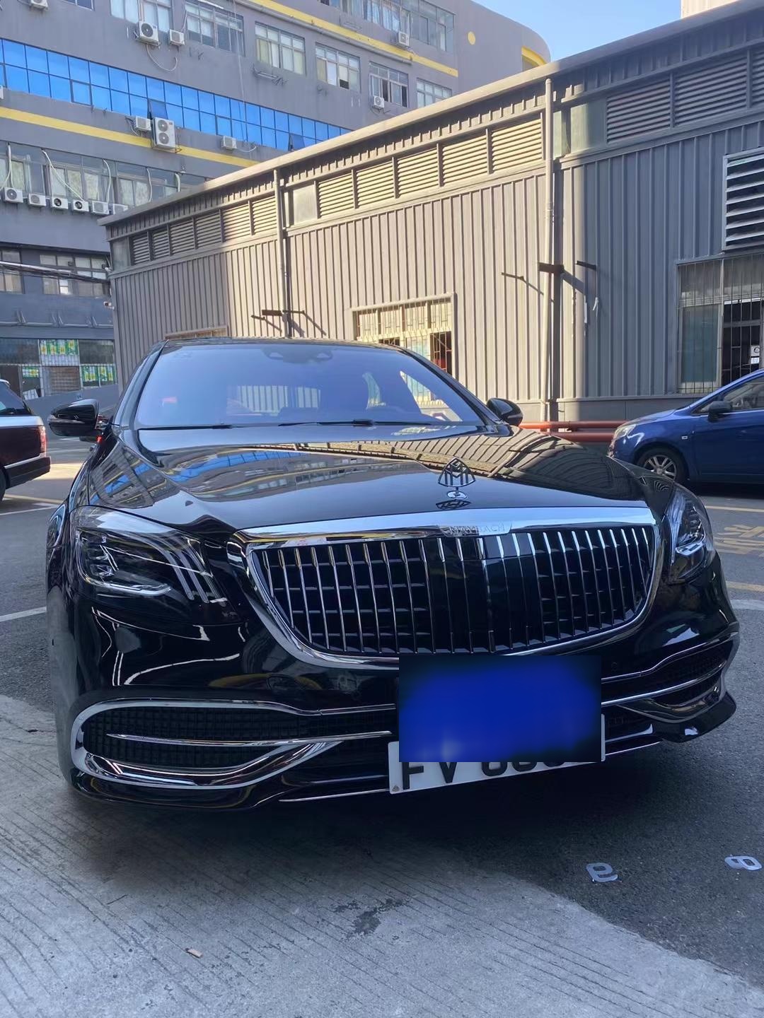 总大佬级别的车fⅤ港牌三条杠的立标迈巴赫奔驰s悬挂中港两地车牌
