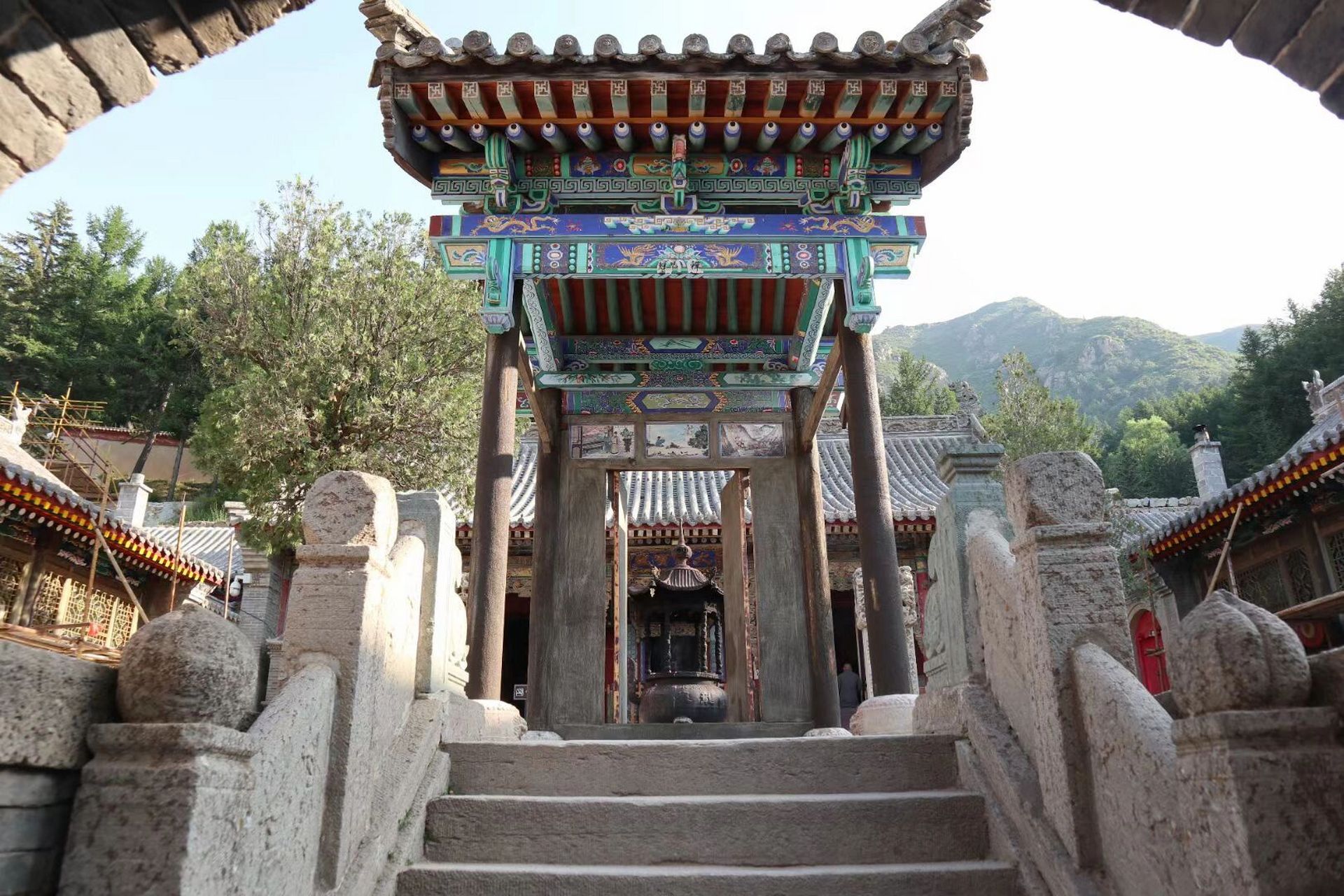 龙泉寺 龙泉市位于山西省忻州市五台山台怀镇南5公里处小车沟村九龙岗