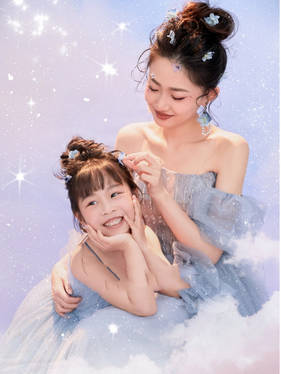 浓浓的爱穿过云层 唯美梦幻母女2人亲子照~ 像极了天上的仙女下凡 在