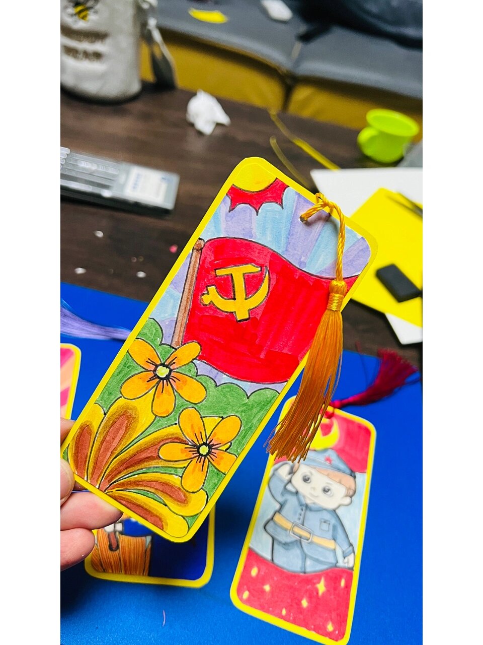 红色文化书签作业 反正封控在家 那就带孩子做饭画作业吧