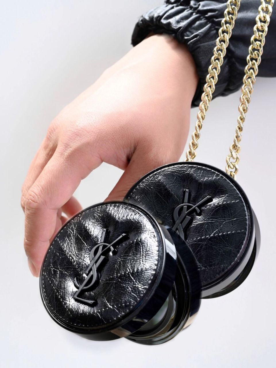 谁能抗拒ysl02niki高定手袋的柔软皮褶?反正我不行!