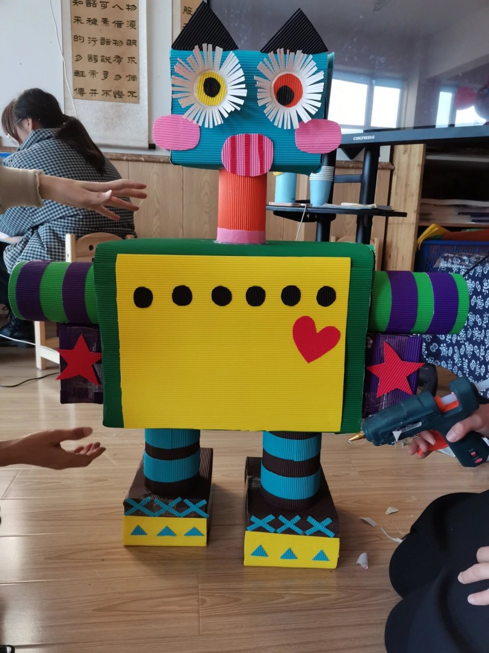 废纸盒包装包装华丽变身—机器人98 小朋友带的纸盒,奶粉罐等…摇身