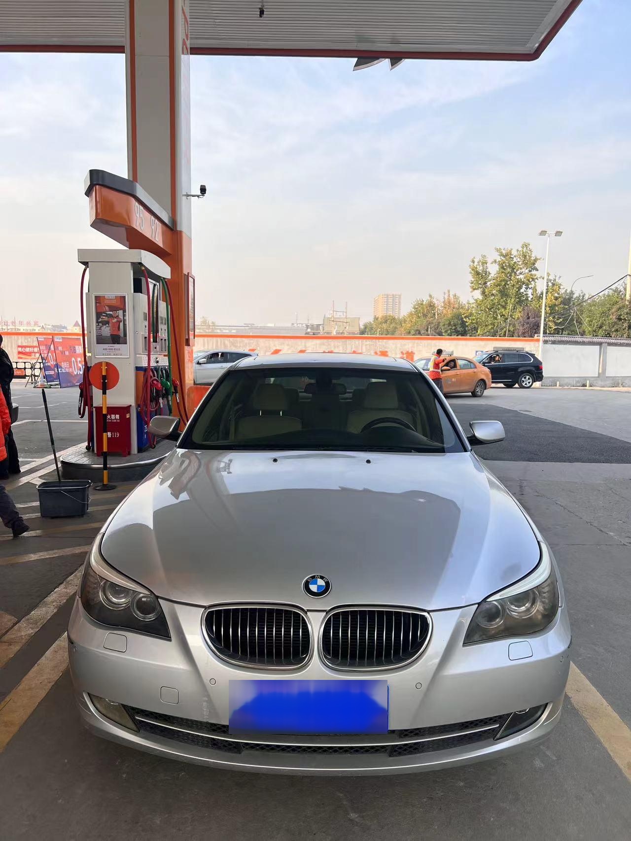 2008年宝马5系523li,搭载2.5l直列六缸经典发动机